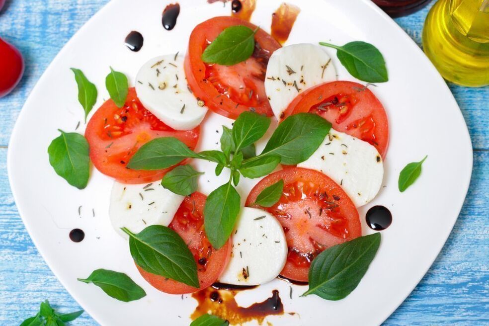 tomates con queixo e herbas para a dieta mediterránea