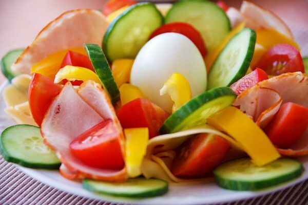 Ensalada de vexetais no menú da dieta de ovo e laranxa para a perda de peso