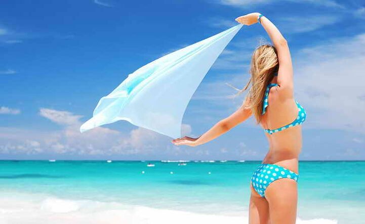 rapaza na praia