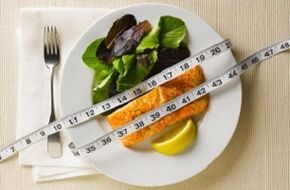 Peixe con ensalada para adelgazar nunha dieta proteica