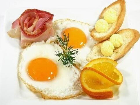 ovos fritos con touciño como alimento prohibido para a gastrite