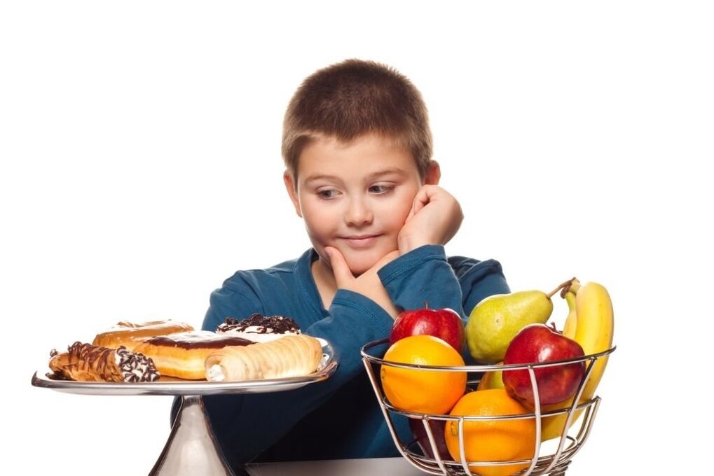 Eliminar os alimentos azucarados non saudables da dieta dun neno en favor das froitas